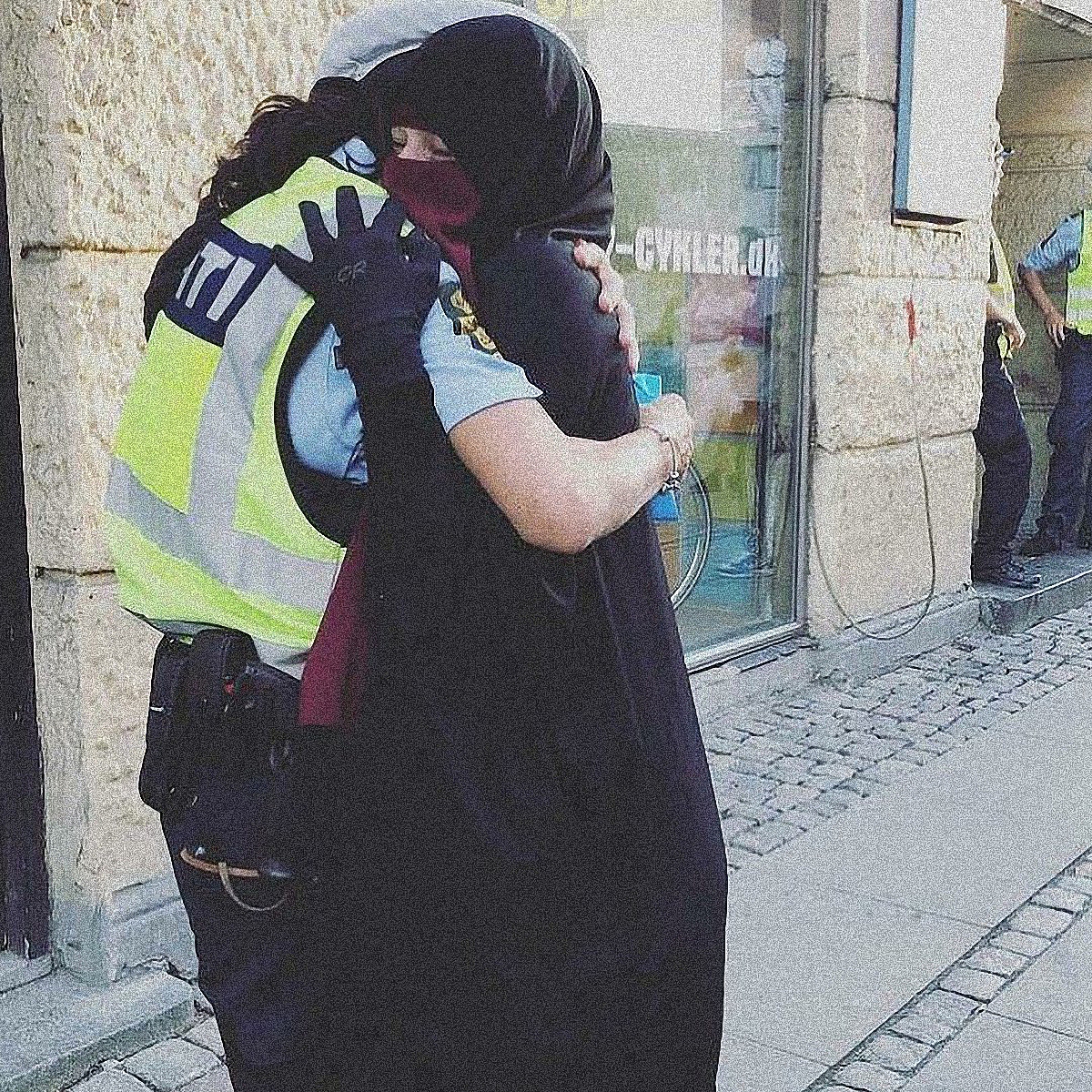 фото объятий сотрудницы датской полиции и мусульманки всколыхнуло сеть - фото 1