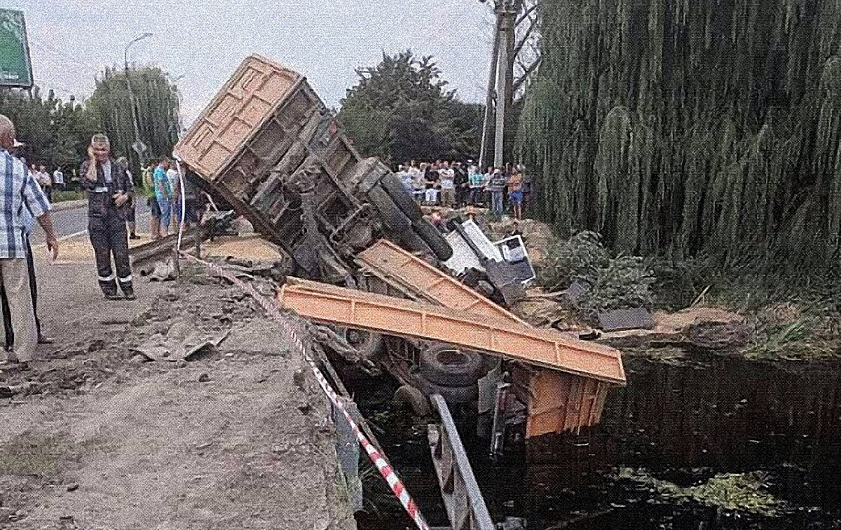 Под Хмельницким грузовик слетел с моста в реку - фото 1