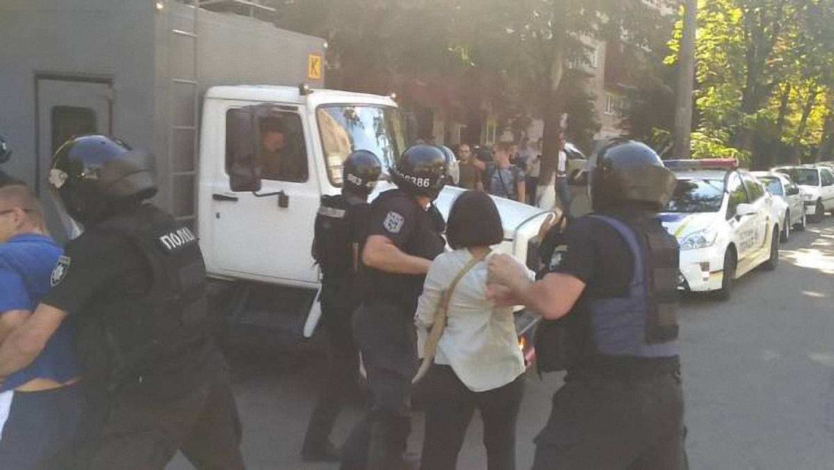 Спецназовцы задержали нескольких протестующих у стен Лукьяновского СИЗО - фото 1