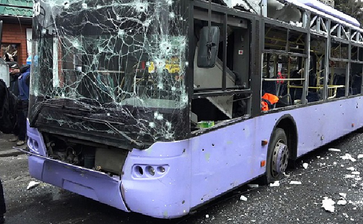 В Ивано-Франковске обстреляли троллейбус с пассажирами - фото 1
