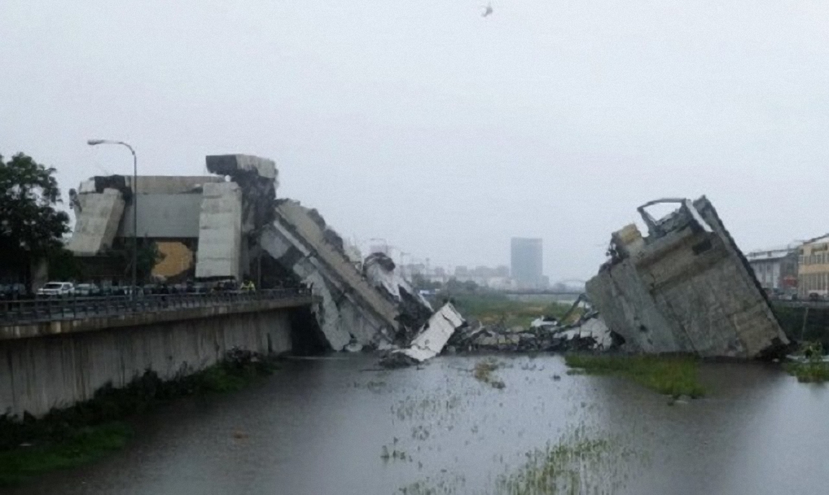 В Италии подадут в суд на компанию, отвечавшую за ремонт рухнувшего моста - фото 1