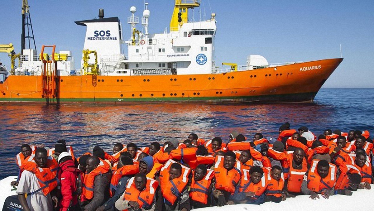 Пять стран согласились принять мигрантов с корабля Aquarius - фото 1