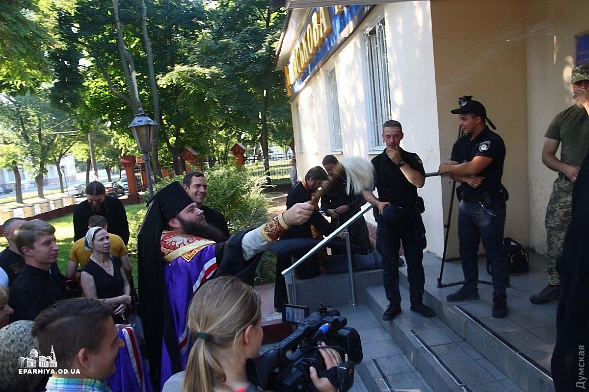 Попы-титушки пытались прорваться на территорию военного объекта в Одессе - фото 1