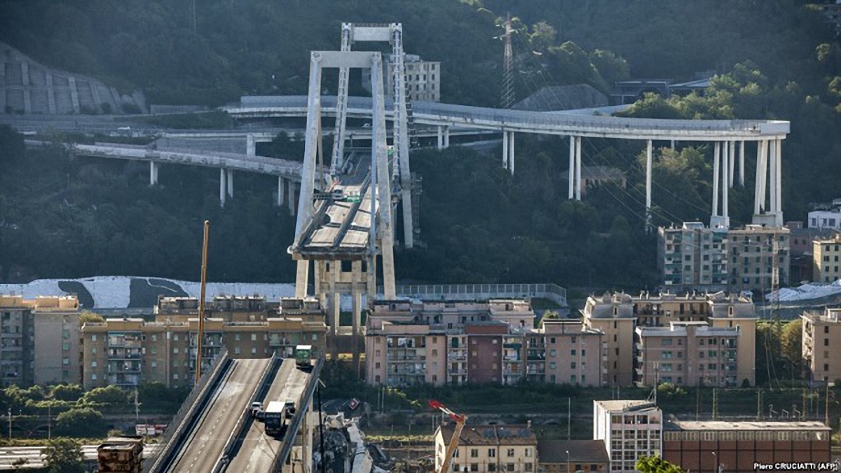 Обвал моста в Генуе - фото 1