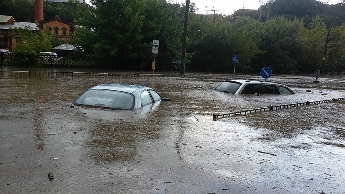 Во Львове прошел сильный ливень с грозой, затопило улицы - фото 1