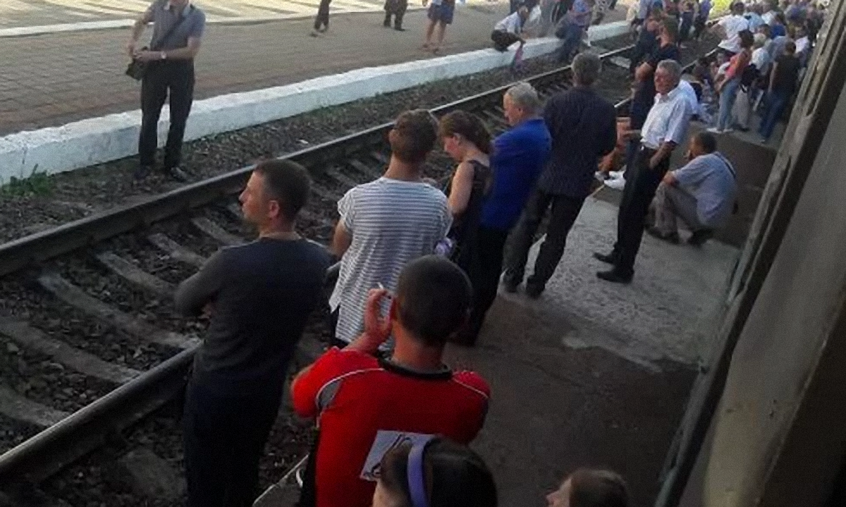 Протестующие час задерживали поезда на станции "Скнилов" - фото 1
