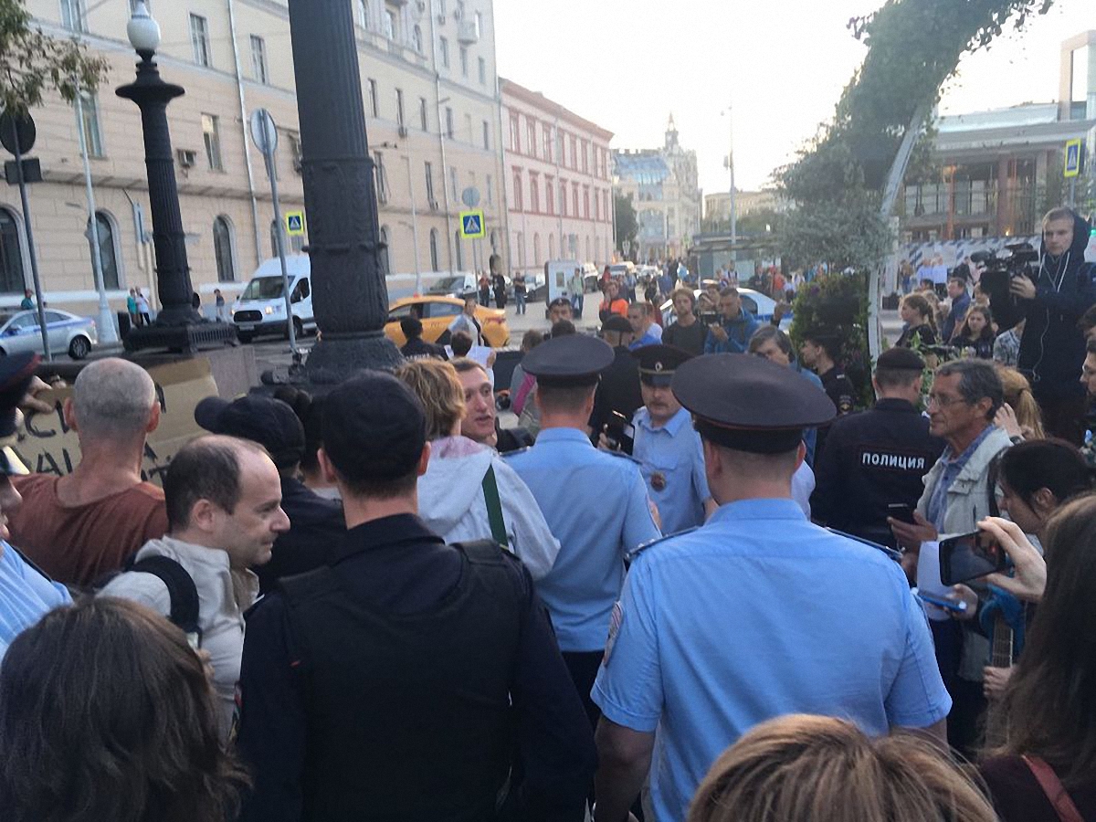 Полицейские задержали семерых протестующих в поддержку Сенцова - фото 1
