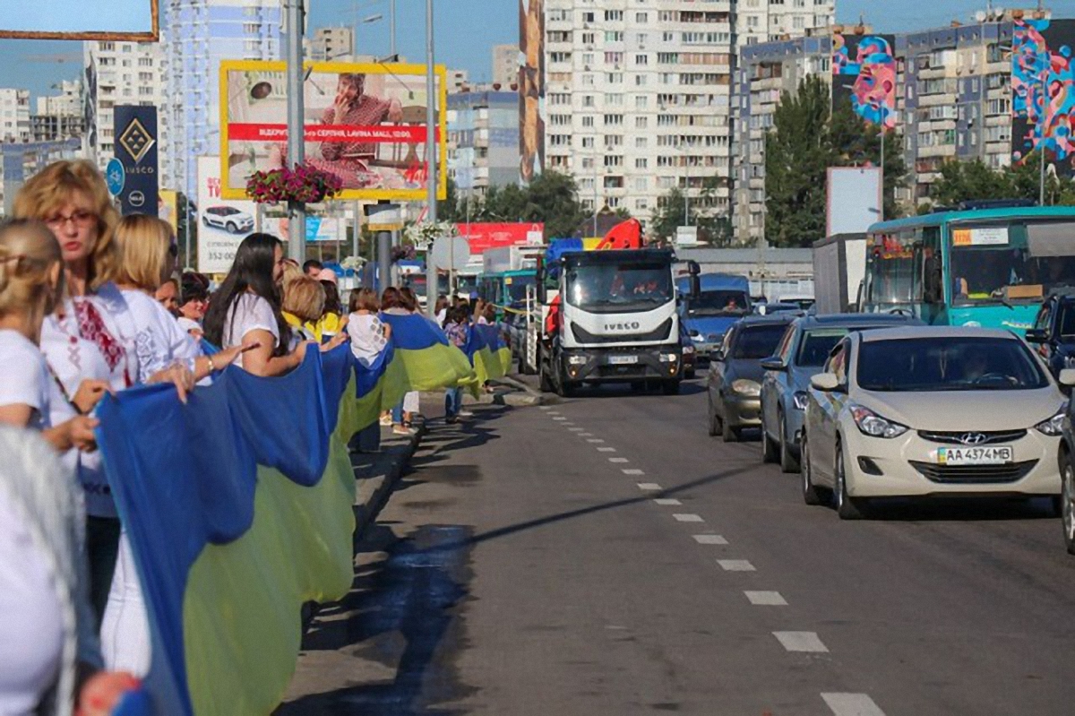 В Киеве самый длинный флаг Украины - фото 1