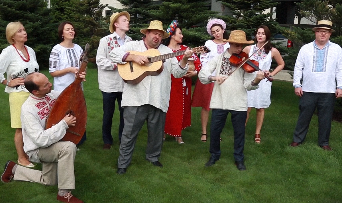 Работники посольства США порадовали ярким исполнением украинских песен - фото 1