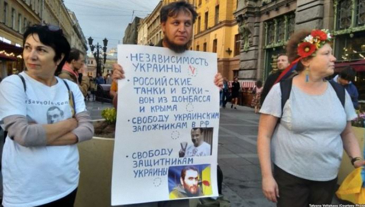 Петербургские активисты поздравили Украину с Днем Независимости - фото 1