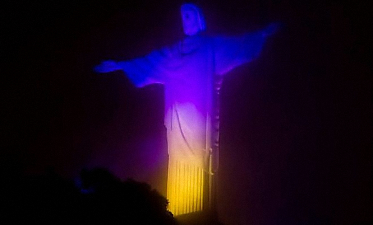 В Бразилии статую Иисуса Христа подсветили цветами украинского флага - фото 1