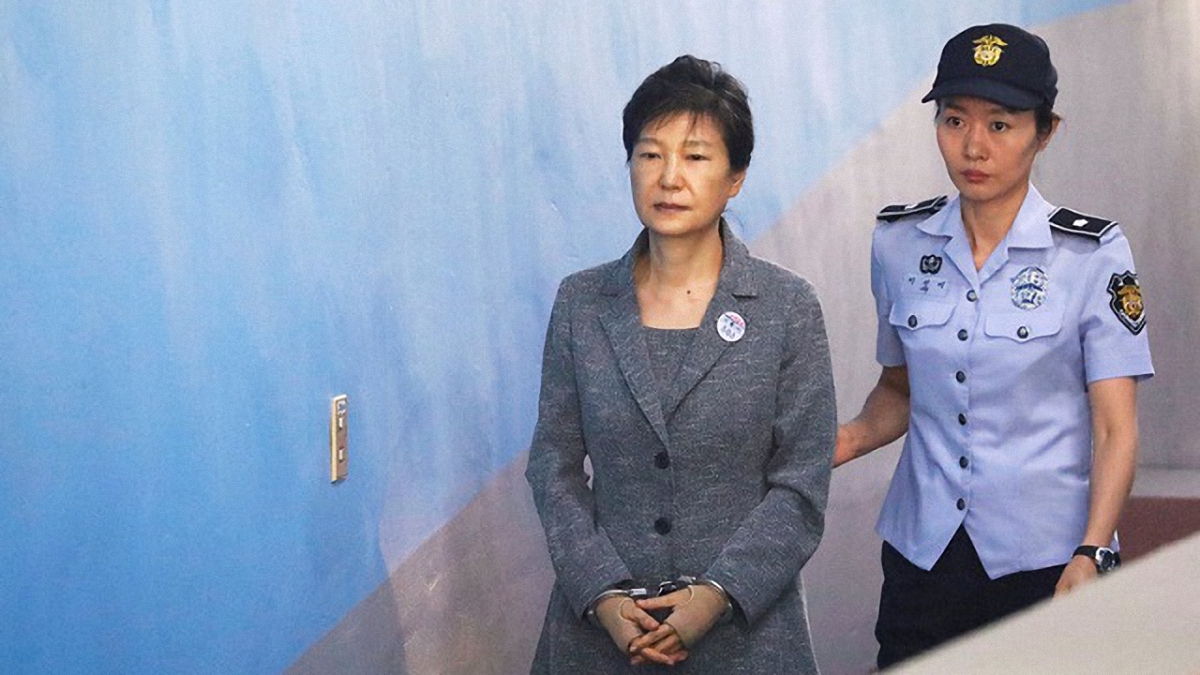 Экс-президенту Южной Кореи увеличили срок до 25 лет - фото 1