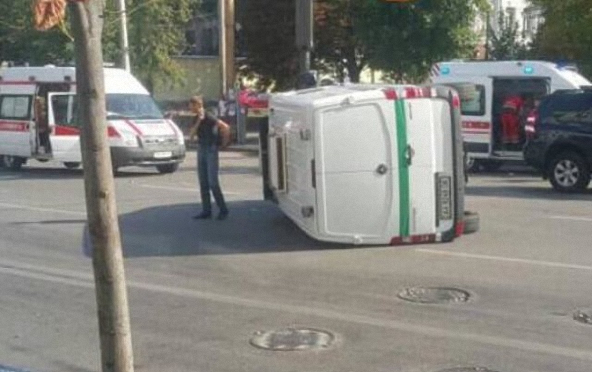 В Киеве посреди дороги перевернулся фургон инкассаторов - фото 1