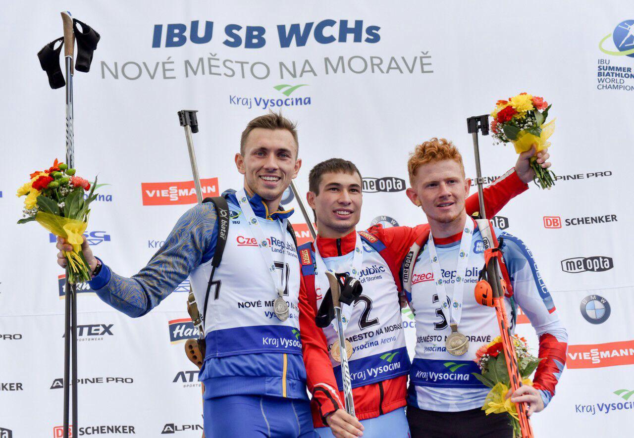  Богдан Цымбал(слева) выиграл "серебро" летнего чемпионата мира по биатлону - фото 1