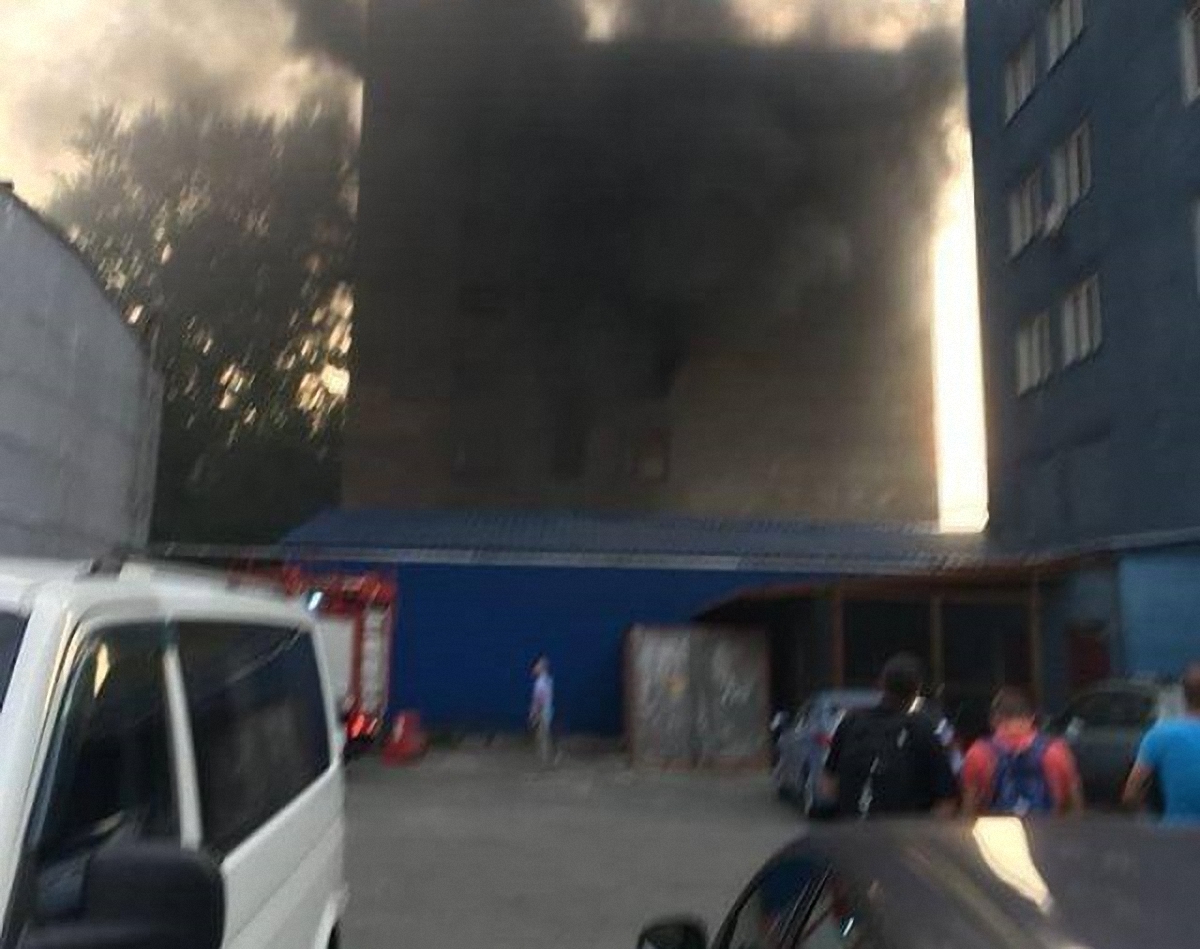 В киевском здании завода "Маяк" вспыхнул пожар  - фото 1