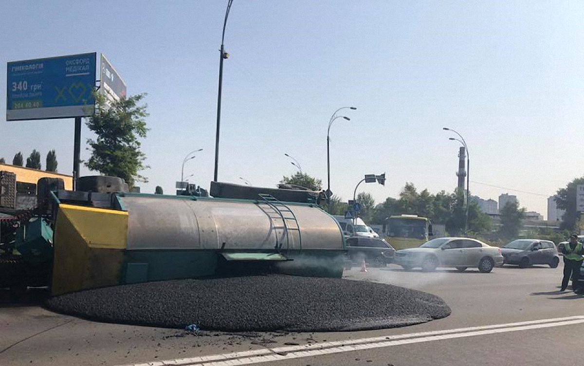 В Киеве перевернулась фура с асфальтом - фото 1