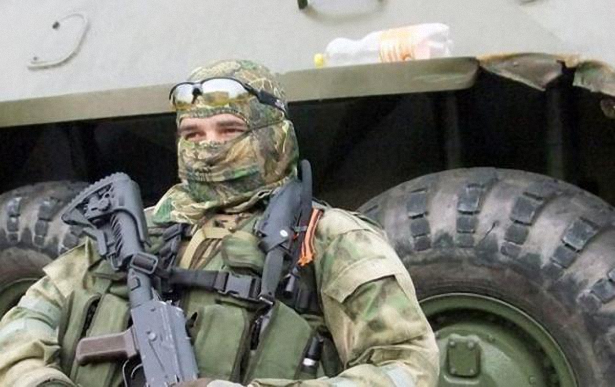 Российские террористы обыскивают всех на въезде в Луганск - фото 1