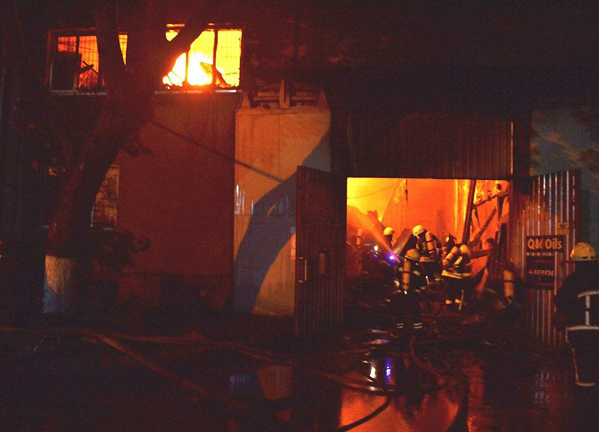 Пожарные ликвидируют возгорание на СТО в Одессе - фото 1