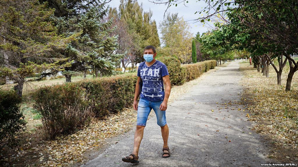 Пешеходов в Армянске часто можно встретить с медицинской маской на лице - фото 1