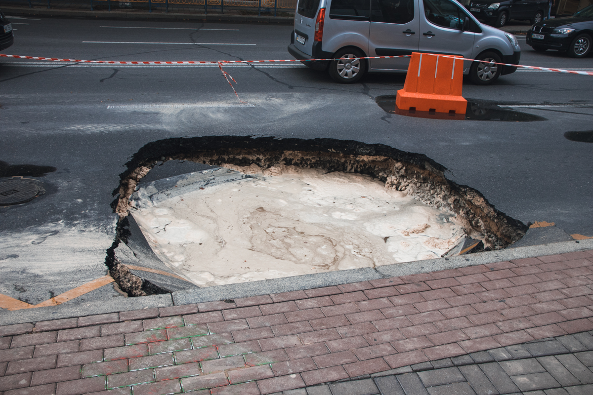 Последствия аварии недалеко от станции метро "Арсенальная" - фото 1