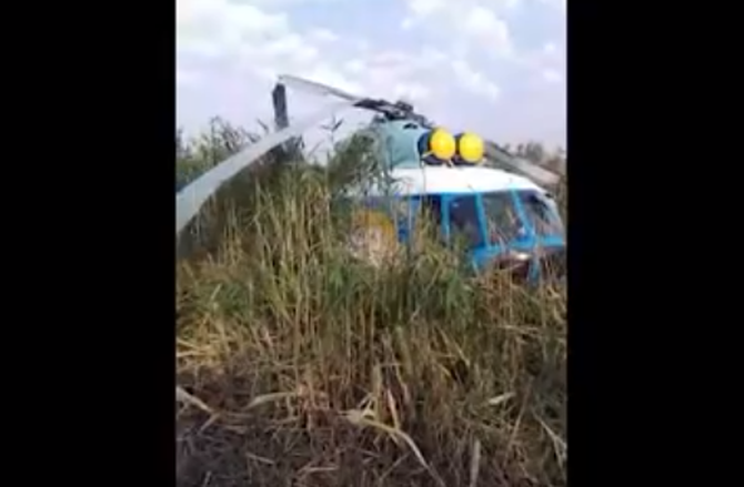 Вертолет рухнул при попытке спасателей набрать воду для тушения пожара - фото 1
