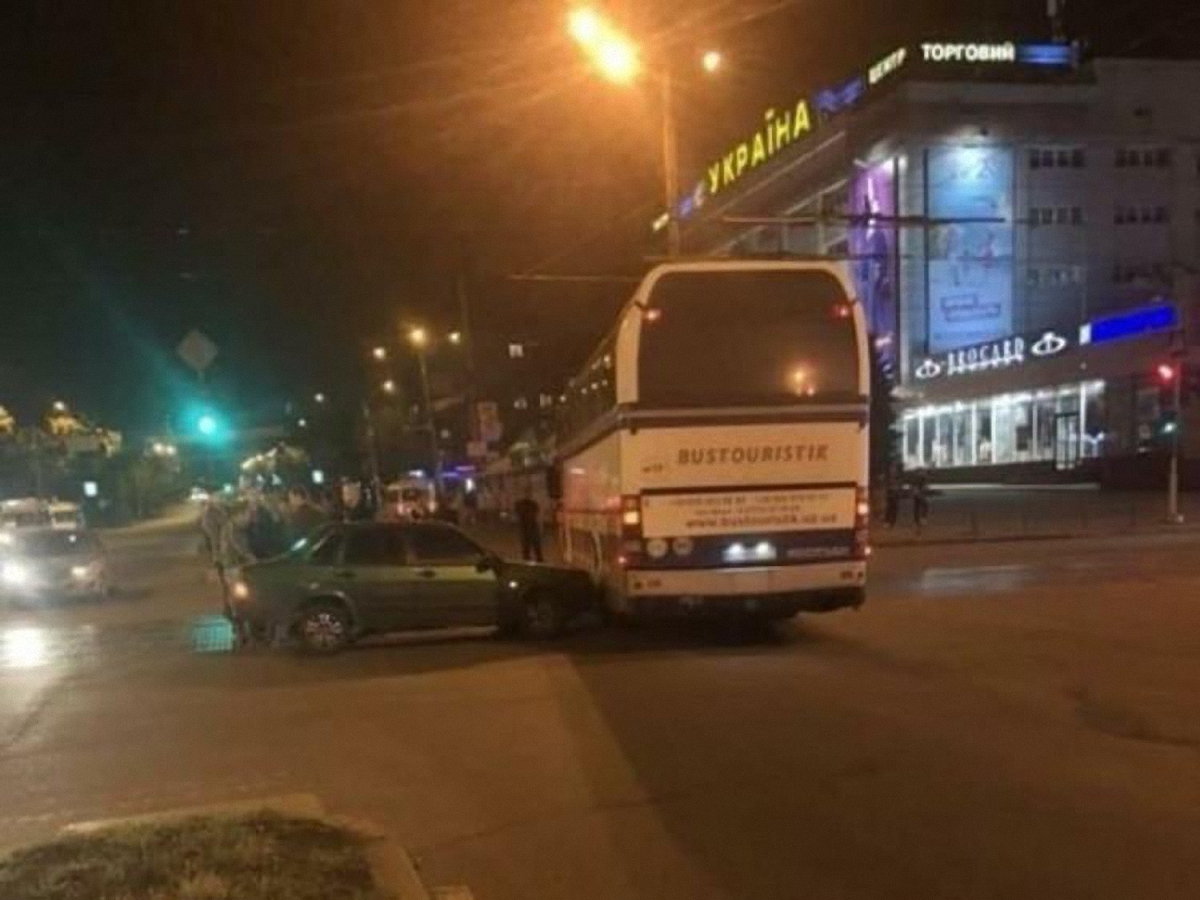 Автобус с юниорской сборной Андорры протаранила легковушка - фото 1