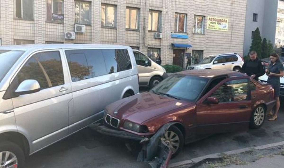 Спецназ НАБУ заезжает во двор САП. Холст. Масло - фото 1