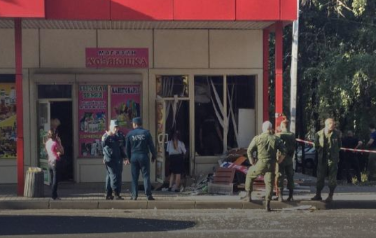 Боевик "ДНР" взорвал гранату в продуктовом магазине - фото 1