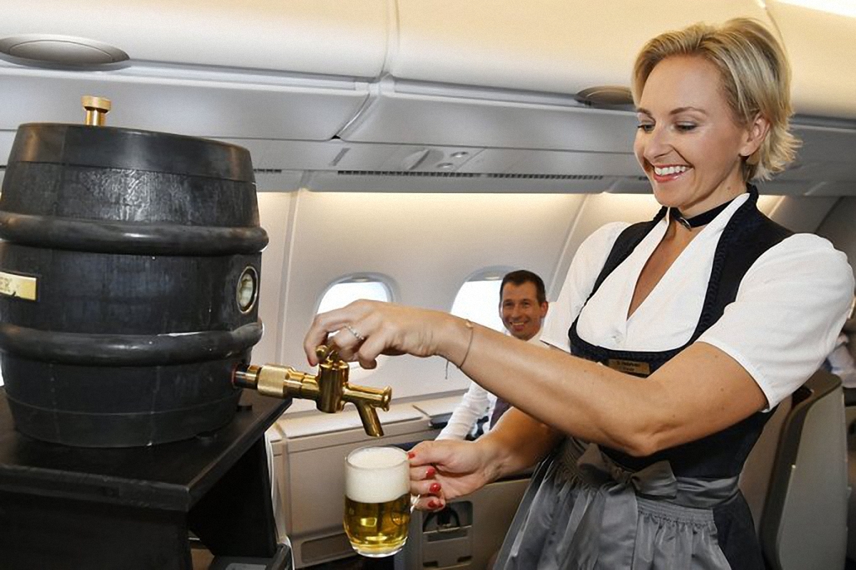 Немецкая авиакомпания угощает пивом пассажиров самолетов во время Октоберфеста - фото 1