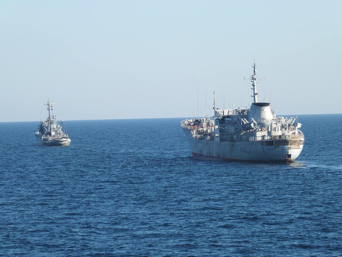Корабли ВМС Украины прошли Керченский мост и направляются в Бердянск - фото 1