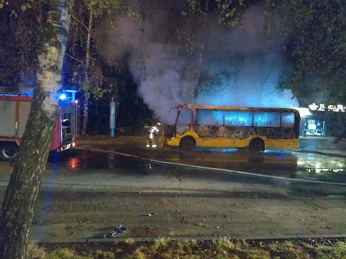 В Черновцах посреди улицы сгорела маршрутка - фото 1