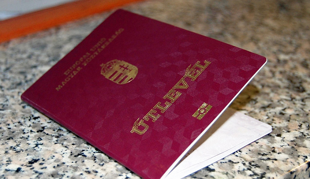 Киев не разрешает выдачу венгерских паспортов на Закарпатье - фото 1