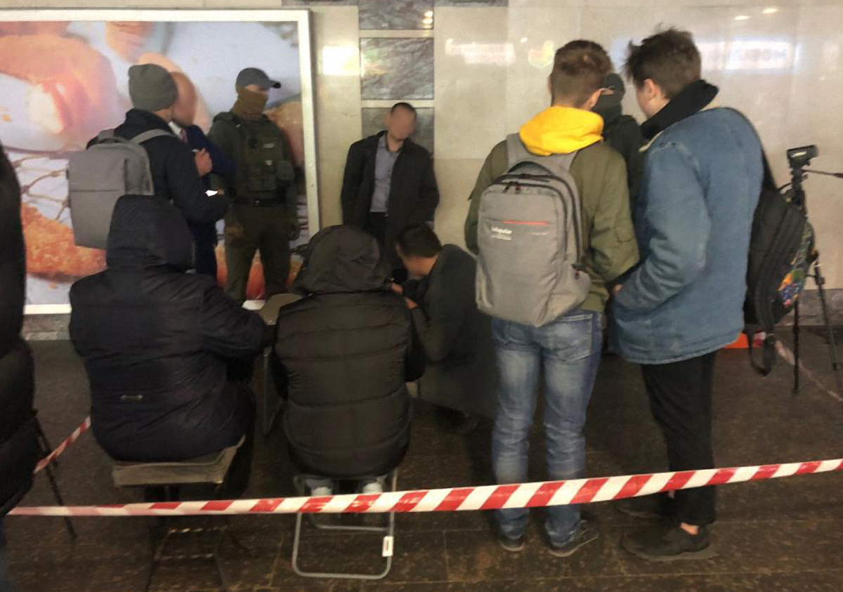 Работника ГПУ задержали с поличным в метро Киева - фото 1