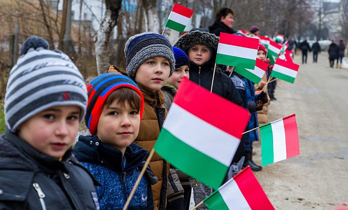 Венгрия удвоит помощь венгерской меньшинстве на Закарпатье - фото 1
