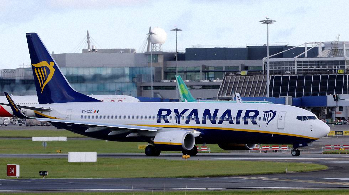 Ryanair осудили за отсутствие реакции на расизм среди пассажиров - фото 1