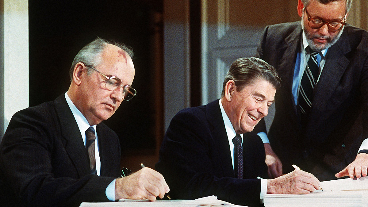 Горбачев и Рейган подписывают ДРСМД - фото 1