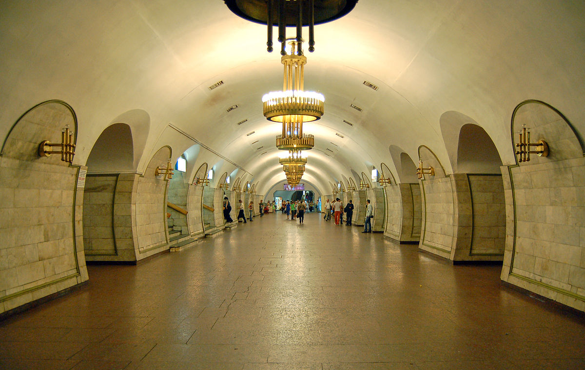 На станции метро "Льва Толстого" подростки распылили газ - фото 1