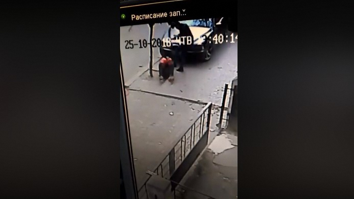 Полицейский избивает прохожего в Черновцах - фото 1