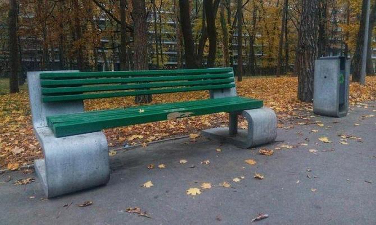 Киевские коммунальщики эпично закрасили дизайнерские лавочки в парке (ФОТО) - фото 1