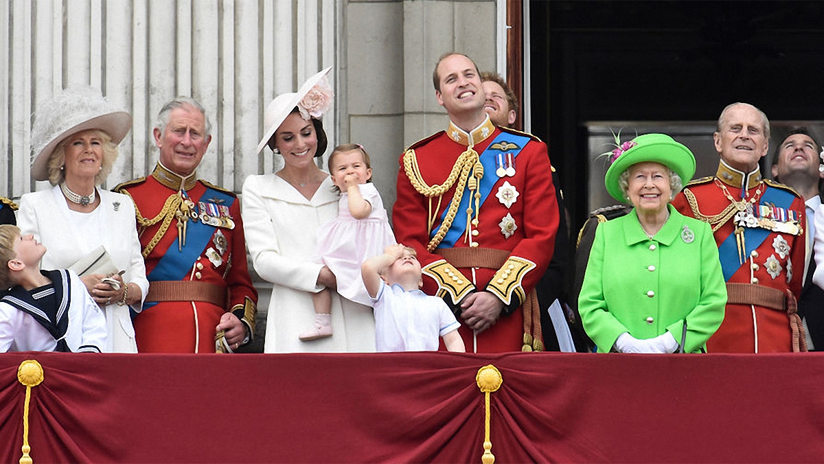 Представители монаршей семьи снялись в новой фотосессии в честь дня рождения принца Чарльза - фото 1
