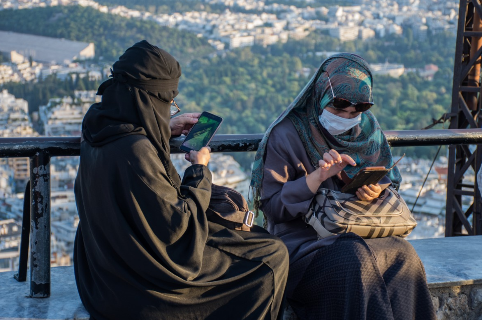 В Саудовской Аравии женщины протестуют против ношения традиционной мусульманской одежды - фото 1