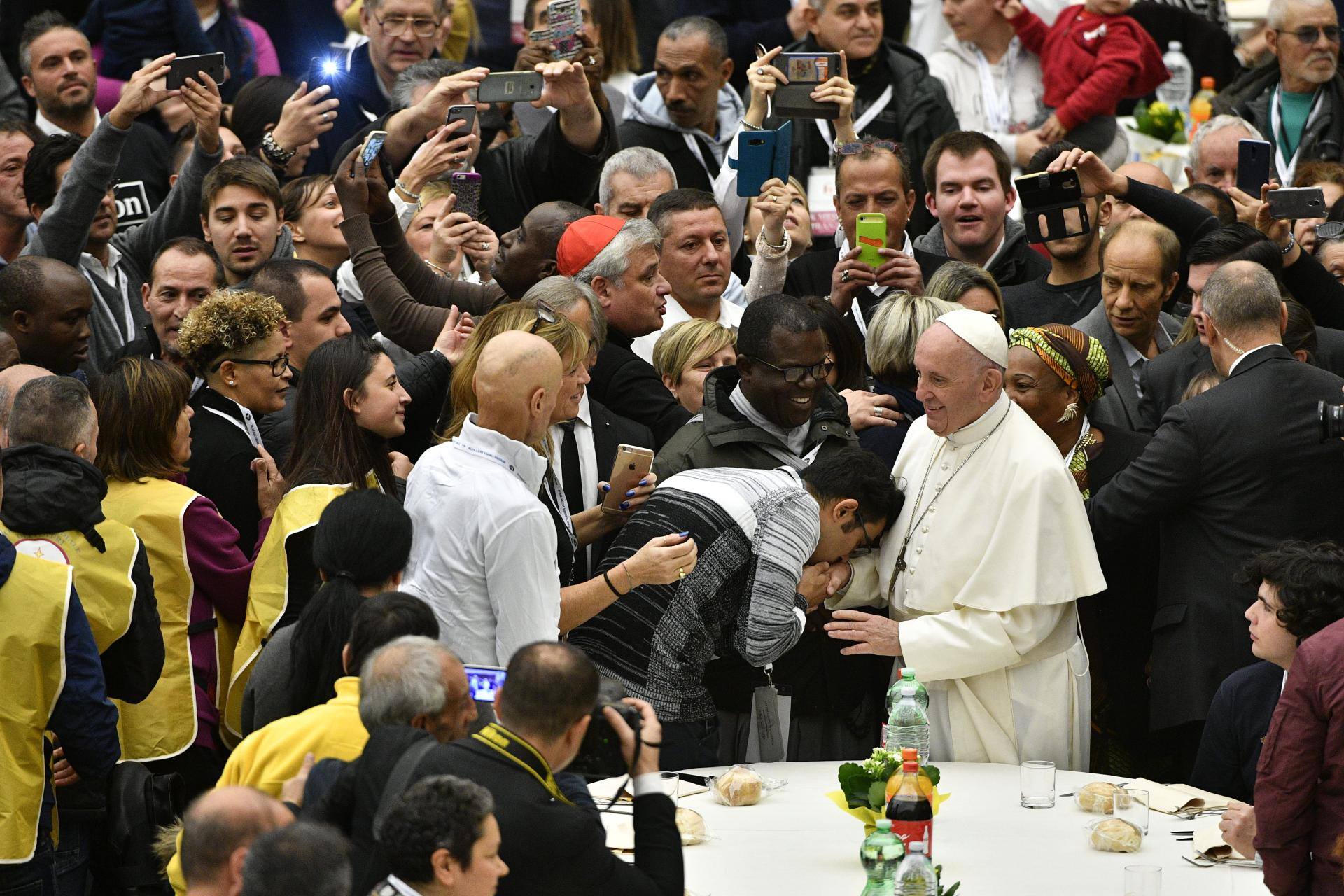 Папа Римский пообедал с тысячами бедных людей в Ватикане - фото 1