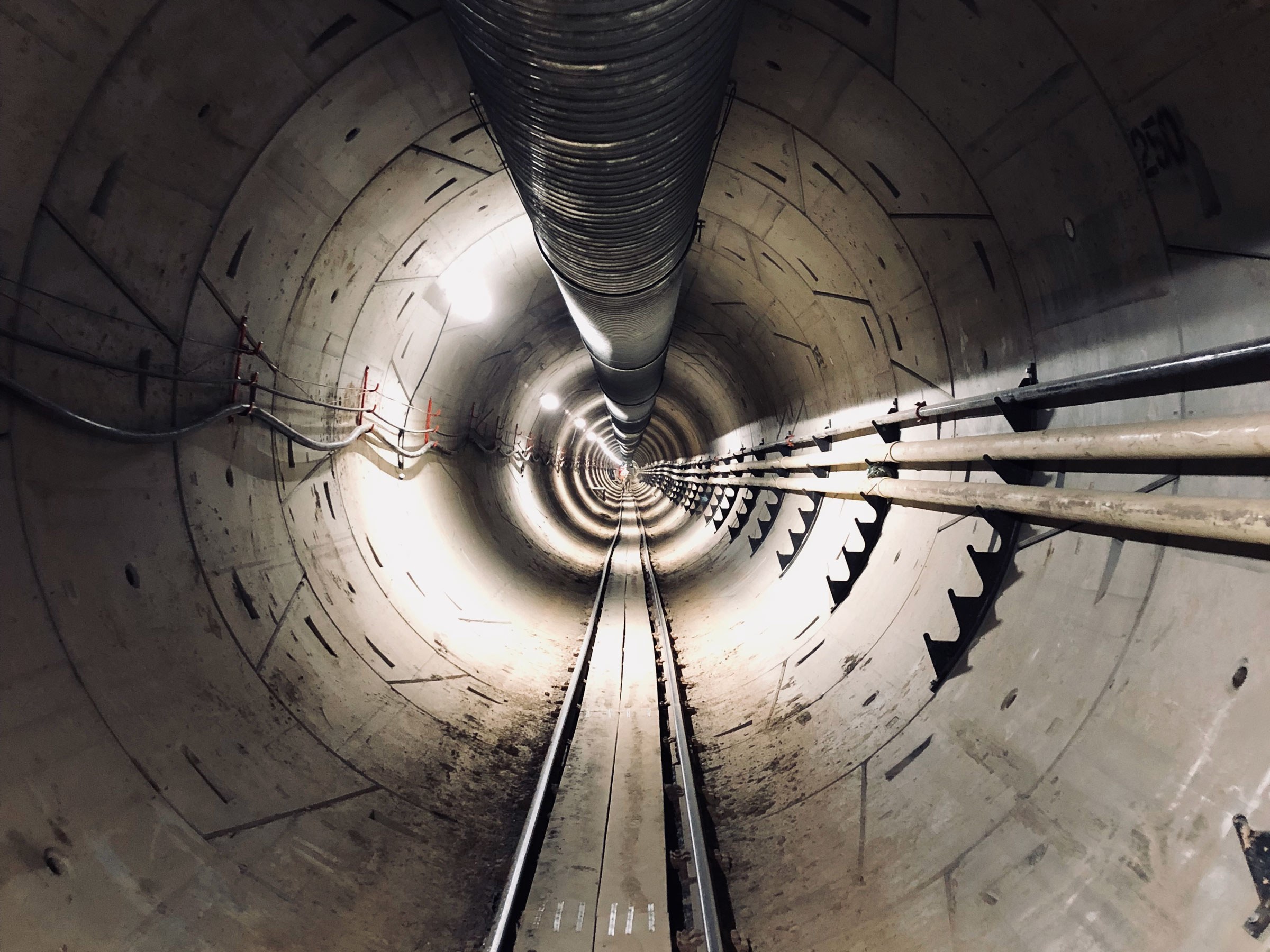 Компания Маска закончила прокладывать первый подземный скоростной тоннель - фото 1