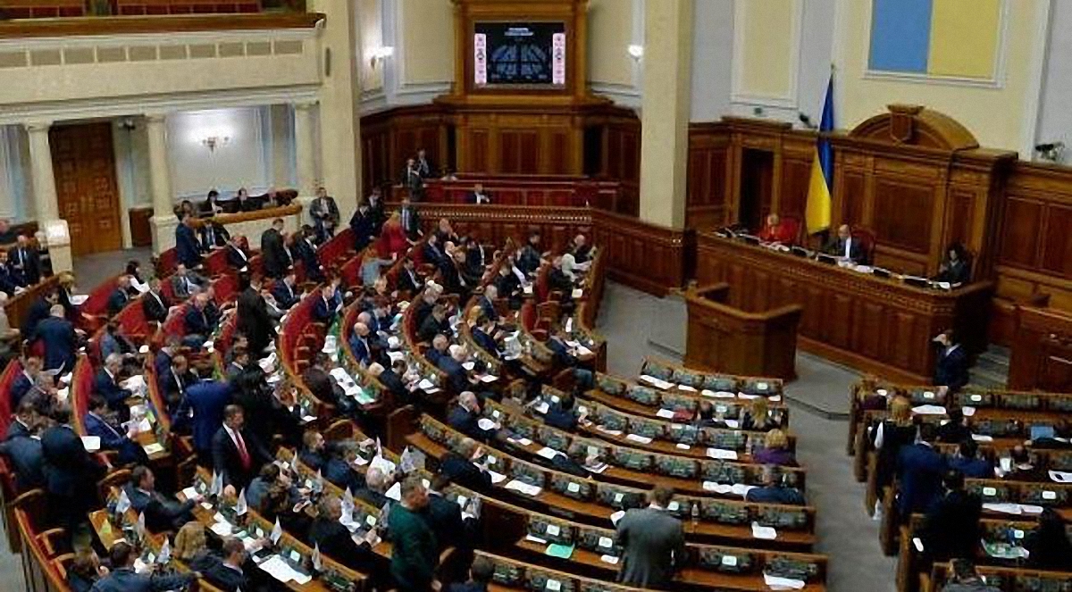 После утверждения Фриз и Маркарова составили присяги министров на трибуне парламента - фото 1