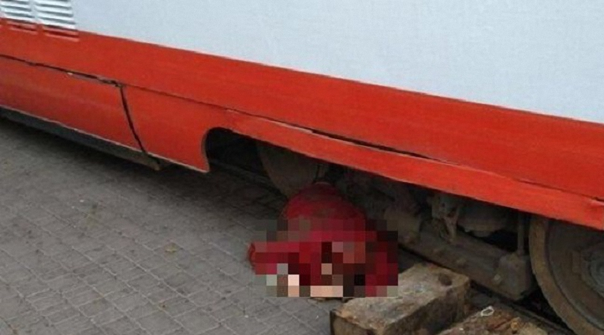 В Одессе под колеса трамвая попала пожилую женщину - фото 1
