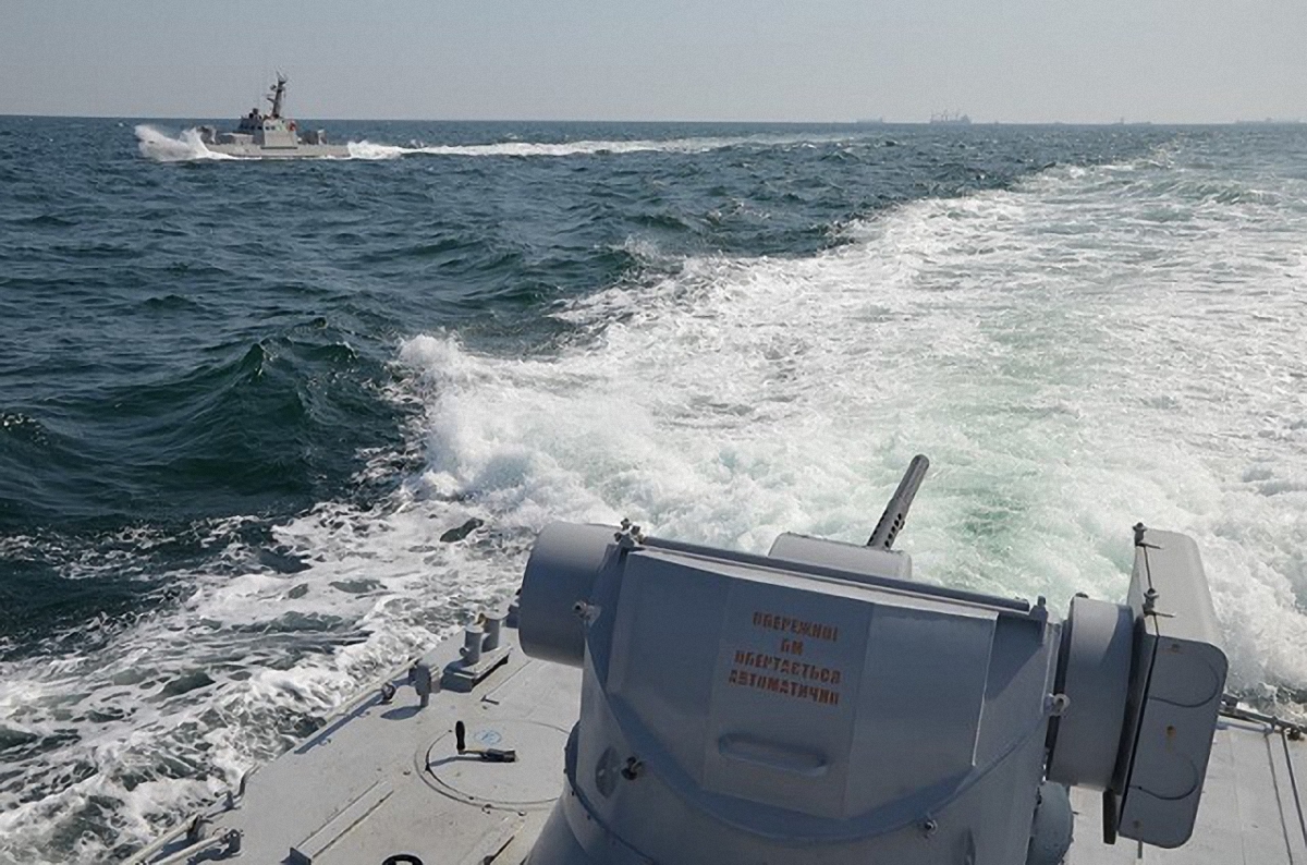 Российский пограничный корабль атаковал буксир ВМС Украины - фото 1
