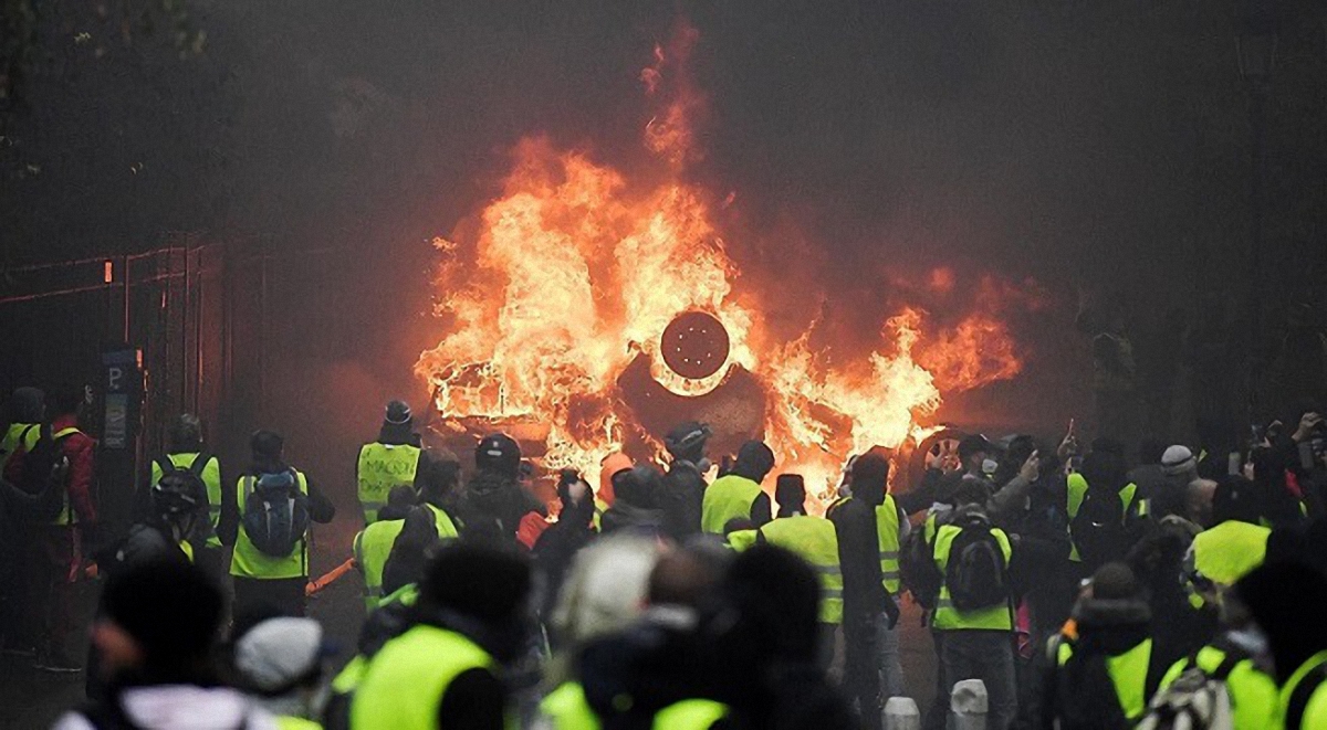 Во Франции задумались о чрезвычайном положении из-за протестов - фото 1