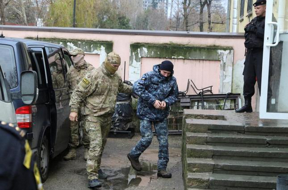 Россияне отказываются признавать украинских моряков военнопленными - фото 1