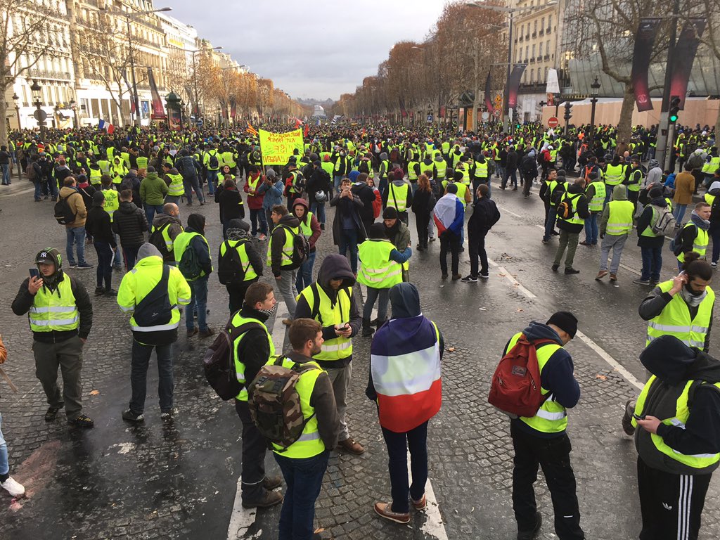 Протесты во Франции: более 700 задержанных, полиция приминила водометы - фото 1