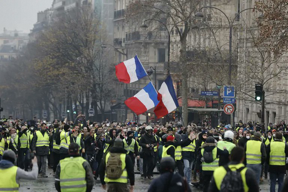 Протесты "желтых жилетов" стали катастрофой для экономики Франции - фото 1